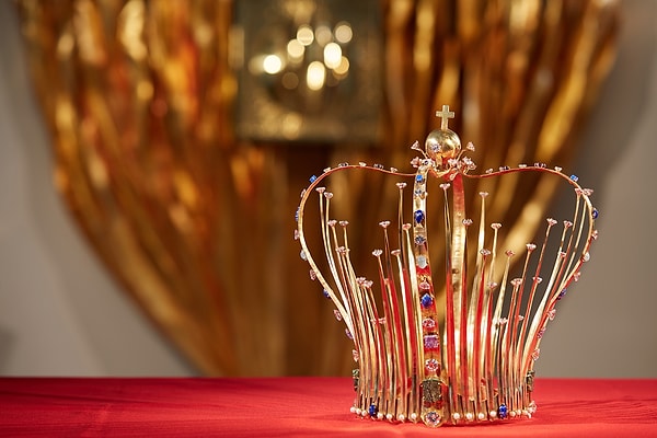 2. Кто из императоров был официально коронован примерно через 30 лет после своей смерти?