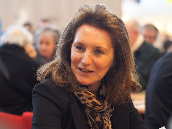 12. И, наконец, чьей супругой была эта женщина?