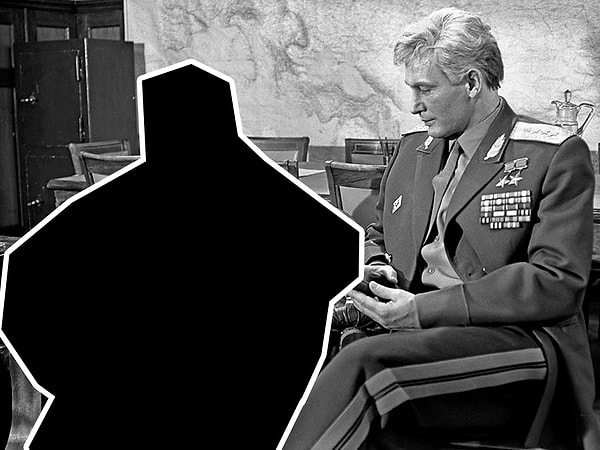 7. Кого вырезали из кадра фильма "Офицеры"?