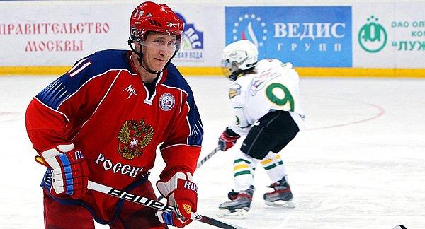 3. Putin o kadar iyi bir hokey oyuncusu ki, profesyonel hokeyciler ile oynayacak seviyede.