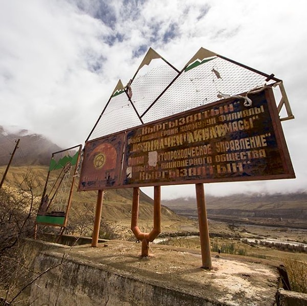 1. Знак на въезде в город-призрак Иныльчек