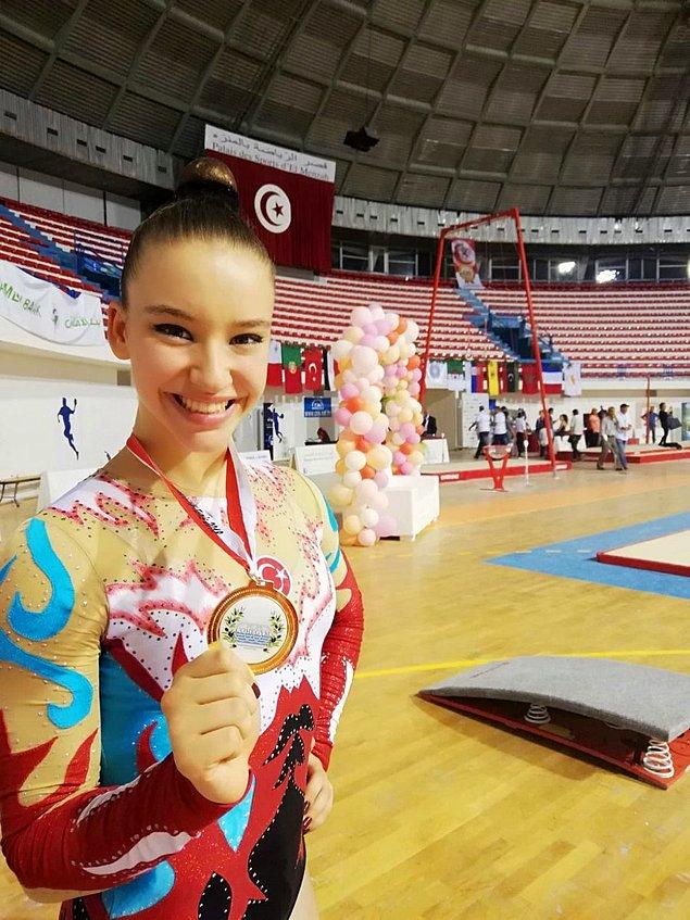 13. Tunus’ta düzenlenen Comegym 3. Akdeniz Gençler Aerobik Cimnastik Şampiyonası'nda 15-17 yaş kategorisinde Türkiye'yi temsil eden Ayşe Begüm Onbaşı, birincilik kürsüsüne çıkarak altın madalyanın sahibi oldu.