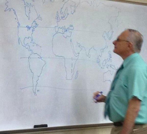17. Bu öğretmen ise dünya haritası olmadığı için tahtaya kendisi harita çizmiş.