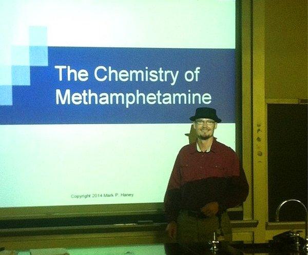 15. Bir kimya öğretmeni, 'Metamfetamin Kimyası' dersi için Breaking Bad dizisinin ana karakteri Walter White olarak derse gelmiş.