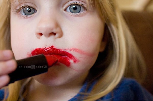 10. "Нужно запретить детям до определенного возраста делать макияж и пользоваться телефоном"