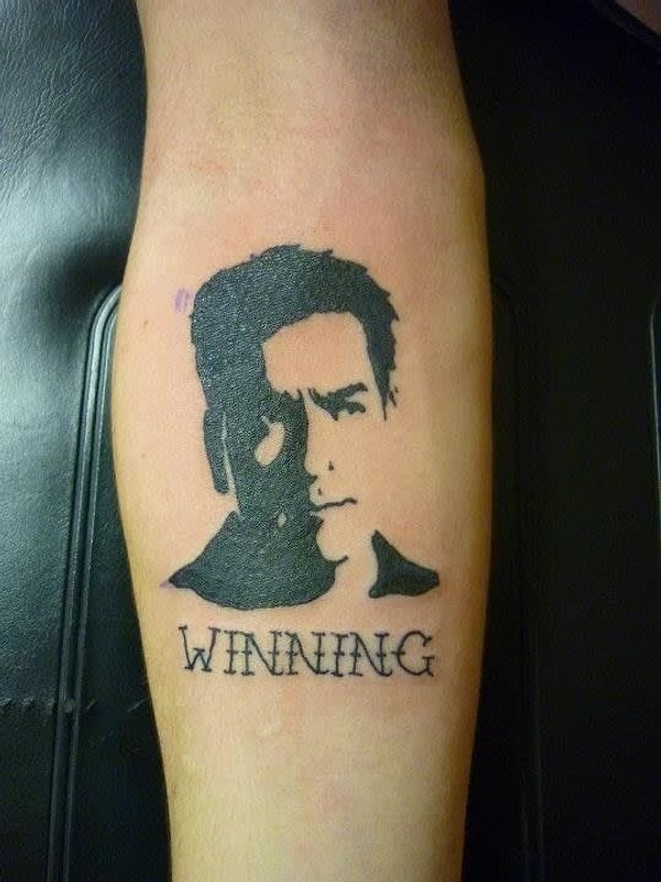 8. Это тату служит напоминанием, что когда-то Чарли Шин был популярен...