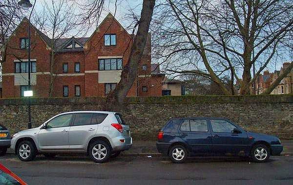 2. İngiltere'de şoförler her yöne doğru park edebilir.