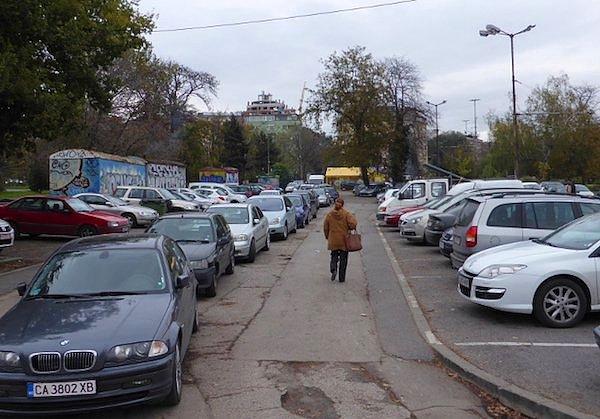 13. Bulgaristan'da tek yönlü sokakların yalnızca soluna park edebilirsiniz.