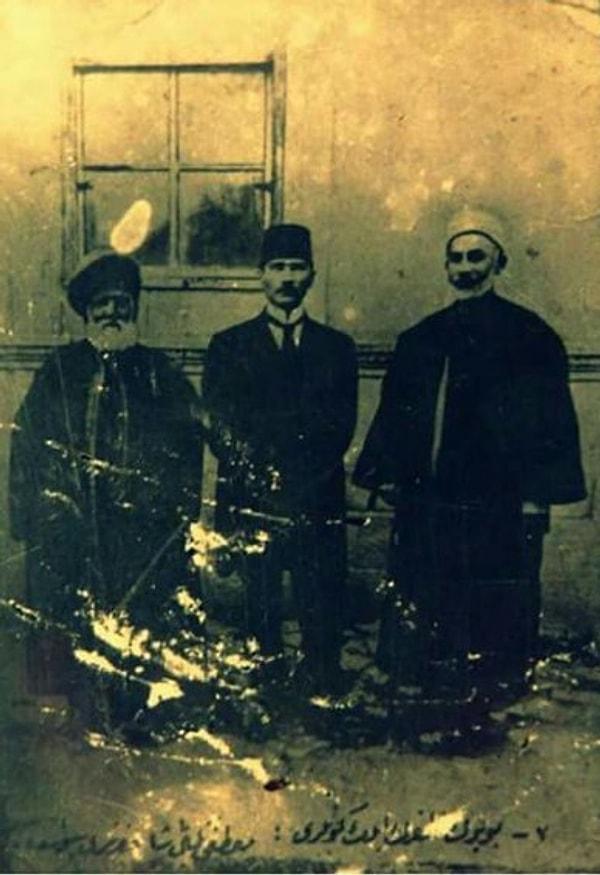 9. Sivas Kongresi sırasında Mustafa Kemal Paşa, Nakşi Şeyhi Fevzi Efendi ve Sivas Kadısı Hasbi Efendi ile birlikte.