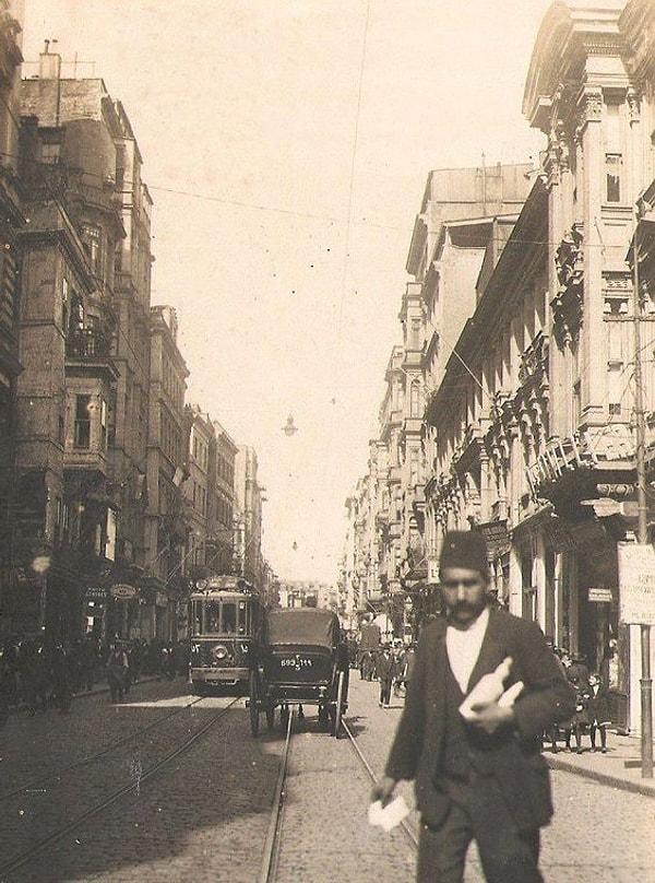 11. İmparatorluğun son yıllarında İstiklal Caddesi. O zamanki ismiyle Cadde-i Kebir.