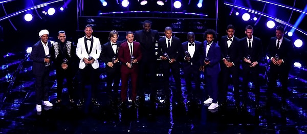 На церемонии собрались все футбольные асы.