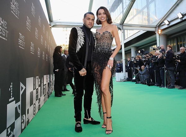 Дани Алвес со спутницей.