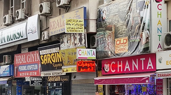 6. Конечно, в наших странах не все так плохо с точки зрения "загрязнения" вывесками, как в Азии, например. Но прислушаться к логичному решению западных стран все же стоит.