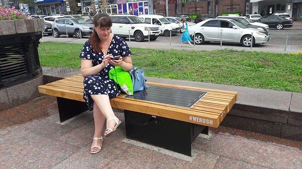 8. "Умные" и экологичные скамейки, которые работают от солнечной энергии, начали заполнять улицы Украины. Скамейки имеют USB-порты, Wi-Fi и Bluetooth и являются бесплатными.