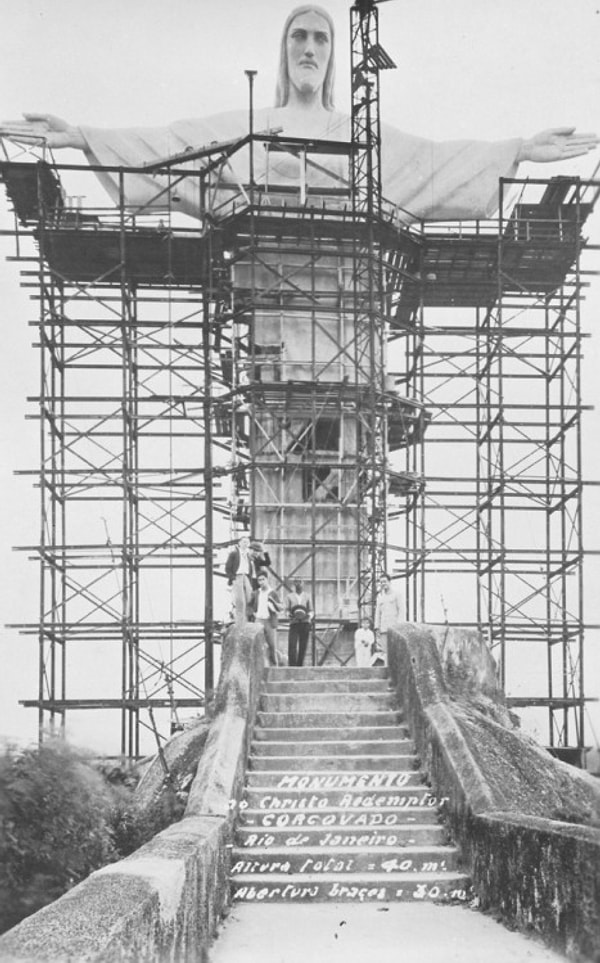 3. Статуя Христа-Искупителя в Рио-де-Жанейро.