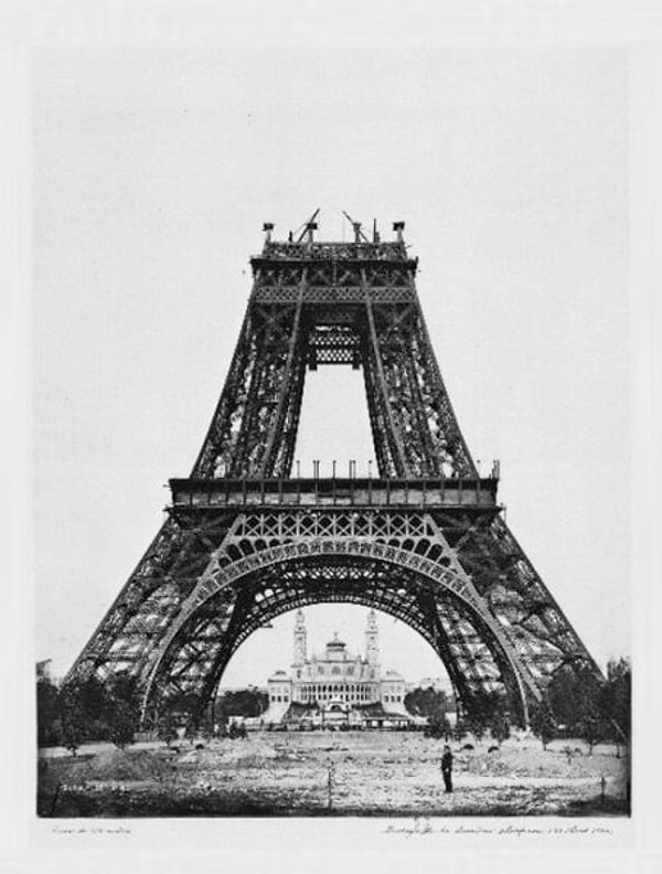 9. Эйфелева башня в Париже.