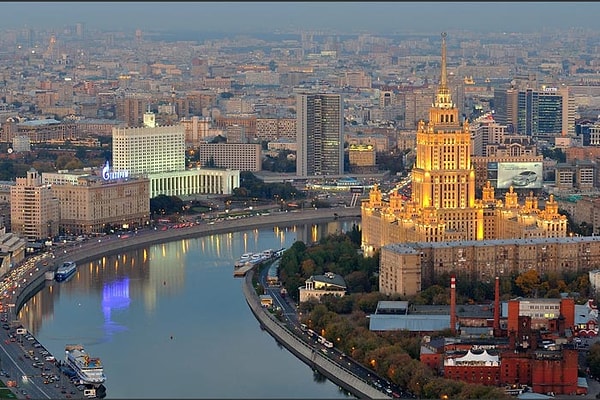 6. Гостиница "Украина" также является жилым домом: квартиры расположены в боковом здании.