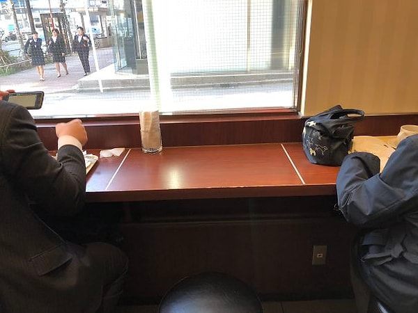 4. В кофейне на стойке есть линии, которые показывают, сколько места может занимать каждый посетитель.