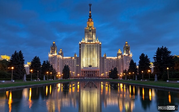 8. Гостиница «Ленинградская» - самое невысокое здание из семи небоскребов, но интерьер там самый роскошный, в барочном стиле.