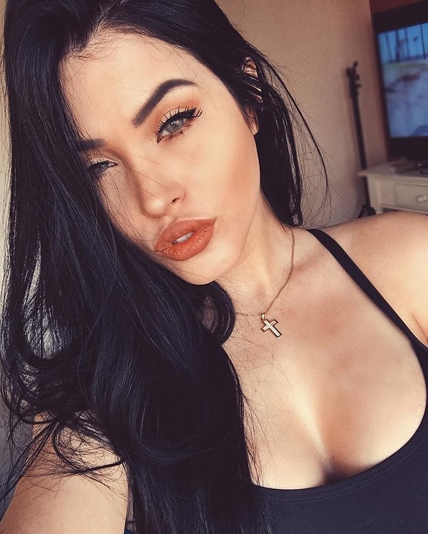 6. Даже сама Меган Фокс подумала бы, что смотрится в зеркало.