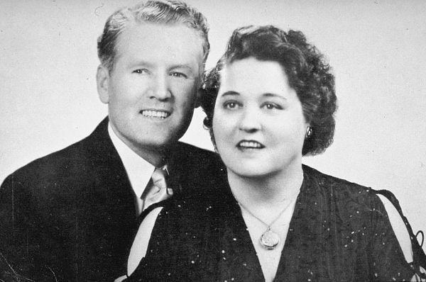 2. Какой легендарный актер или певец называл пару, представленную на фото, папой и мамой?