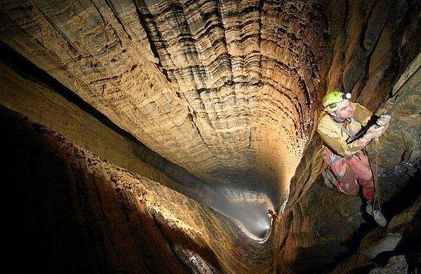 Artık korkutucu derinliklere doğru gidiyoruz. Gürcistan'daki Krubera Mağarası dünya üzerinde bilinen en derin mağara.