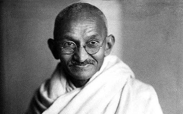 1. Siyasete girdiğinde herkes onu Gandhi'ye benzetiyordu ama benzerini yıllarca dışarılarda aramışız.