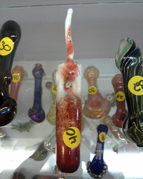 2. Трубка для курения в виде окровавленного тампона