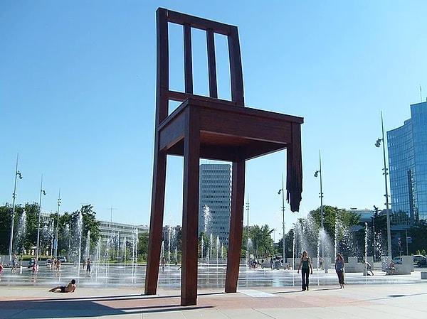Cenevre'de kara mayınlarının ne kadar kötü olduğunu temsilen üç ayaklı dev bir sandalye heykeli mevcut.