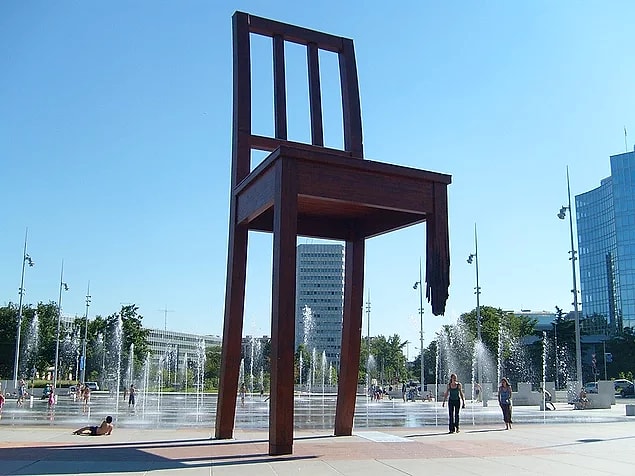 Cenevre'de kara mayınlarının ne kadar kötü olduğunu temsilen üç ayaklı dev bir sandalye heykeli mevcut.