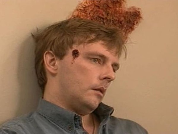 10. В конце одного из сезонов создатели решили убить двух важных героев. Вспомните, кто сыграл эпизодическую роль убийцы