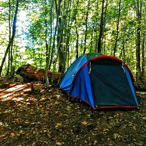 Öncelikle biraz etrafı turladık ve orada ormanın içinde kamp yapan bir grup ile karşılaştık.