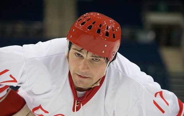 1. Итак, какой известный хоккеист перед вами?