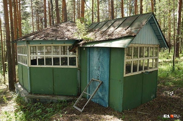 1. Спустя десятилетия многие домики находятся в очень даже неплохом состоянии. Кое-что растаскали на стройматериалы, а что-то сохранилось в первозданном виде.