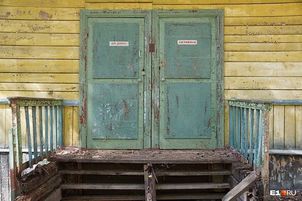 3. Краска во многих местах стёрлась, но надписи всё ещё прекрасно читаются.