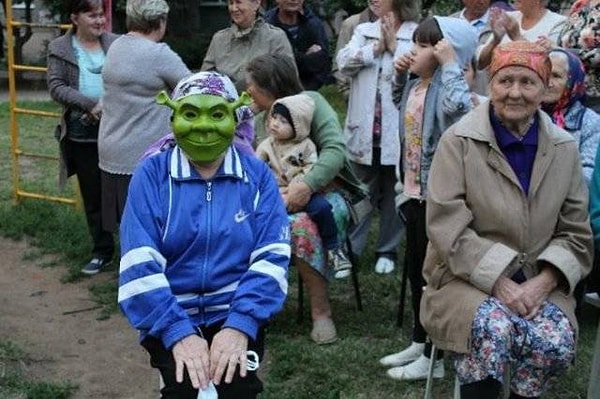 9. Кажется, бабуля справа мультика про Шрека точно не знает...