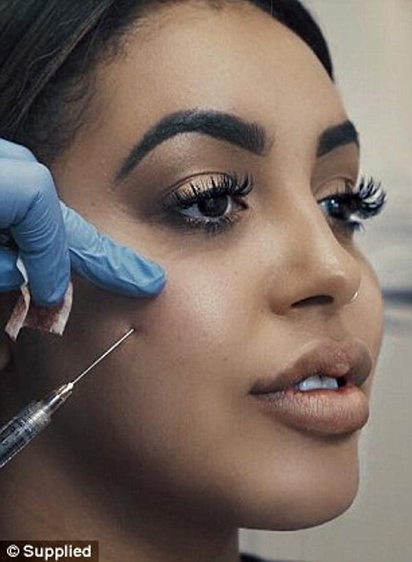 В клинике "Manse Clinic" Зилле сначала исправили челюсть, а затем переключилась на другие операции.