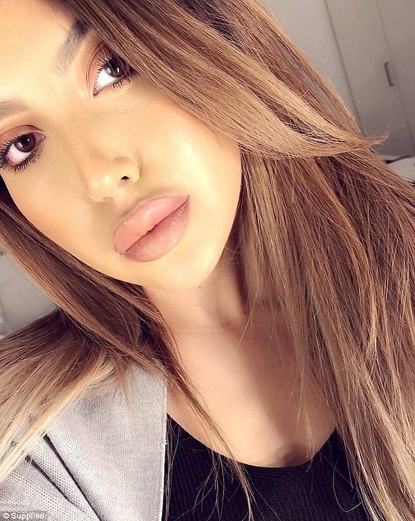 Исследование «Осведомленность о селфи», проведенное в 2017 году, выяснило, что 55% пациентов, которые хотят сделать пластику, идут на это, потому что хотят выглядеть лучше на селфи.