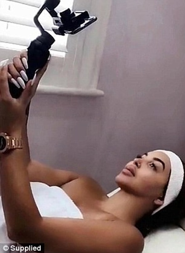 В клинике "Manse Clinic" Зилле сначала исправили челюсть, а затем переключилась на другие операции.