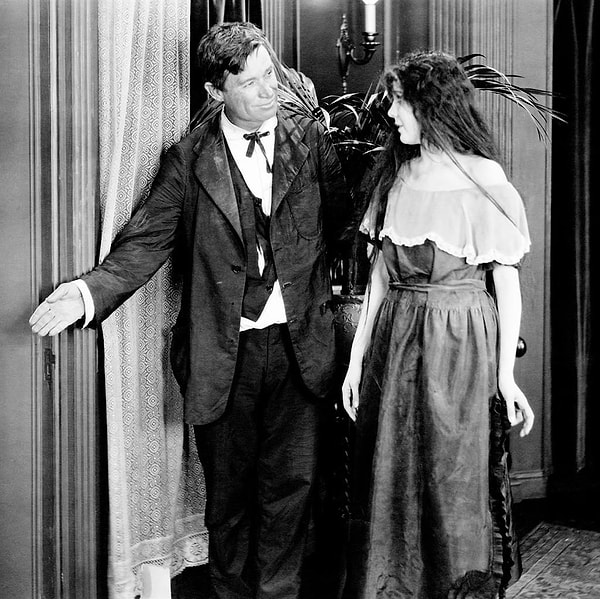 2. Мужчина должен открывать перед женщиной дверь