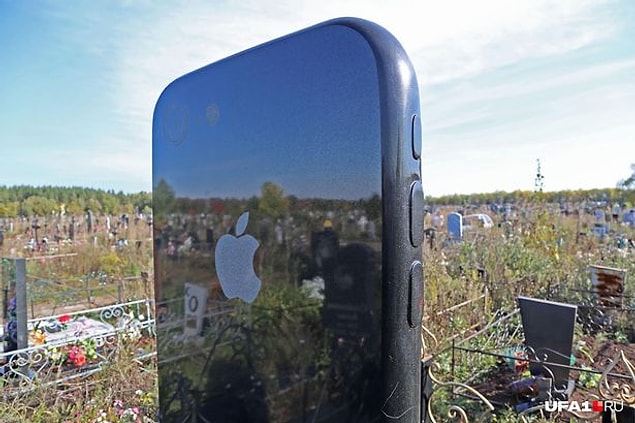 The authentic tombstone includes all features you'd expect from an iPhone; home and volume buttons, a camera, and even an Apple logo on the back.
