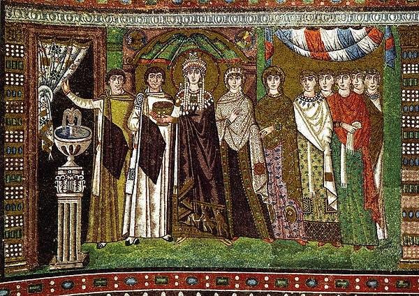 Theodora, çıkan bir isyan sırasında kaçmak isteyen Jüstinyen'i durdurup "Bir hükümdar için tahttan güzel mezar olamaz!" dedi.