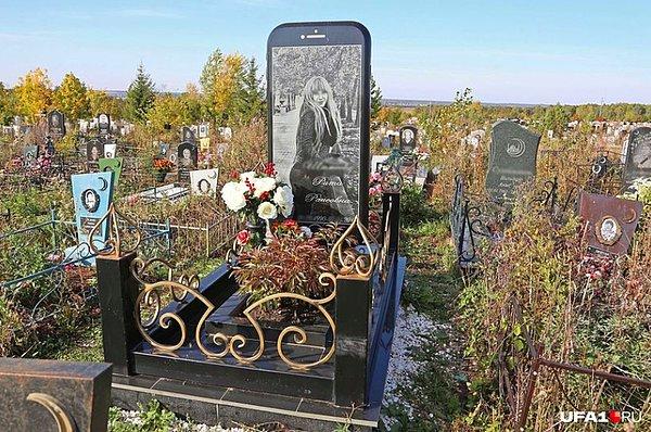 1,5 metrelik mezar taşının en garip kısmı ise kilit ekranı çünkü ekranda Rita'nın büyük bir fotoğrafı bulunuyor.