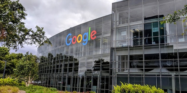 3. Apple, Microsoft, Dell gibi küçük bir araba garajında doğan Google, şu anda Silikon Vadisi'nde muhteşem bir merkez ofise sahip. Hatta çalışanlarına öyle ayrıcalıklar sunuyor ki Google'dan 'dünyanın en kaçık iş yeri' olarak bahsediliyor.