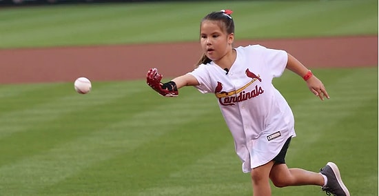 3D Yazıcıdan Çıkmış Protez Eli ile ABD'nin Her Beyzbol Sahasında Başlangıç Atışı Yapan Hailey ile Tanışın!