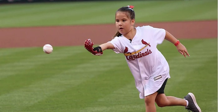 3D Yazıcıdan Çıkmış Protez Eli ile ABD'nin Her Beyzbol Sahasında Başlangıç Atışı Yapan Hailey ile Tanışın!