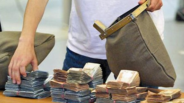 1. Итак, первое задание. В банке начался пожар, и именно в это время его ограбили. Охранник рассказал, что хотел спасти от огня целый мешок денег, но перед аварийным выходом он остановился, чтобы завязать шнурок на обуви. В это же время, по его словам, распахнулась дверь и ударила его по голове. А когда он очнулся, мешка с деньгами уже не было. Как думаете, является ли охранник именно тем человеком, который ограбил банк?