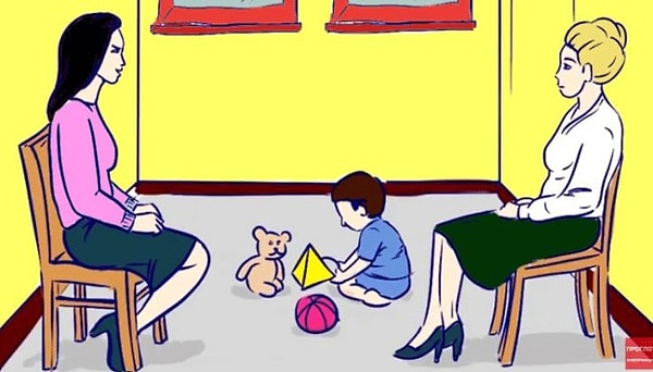 2. Какая из этих женщин является матерью ребенка, сидящего на полу?