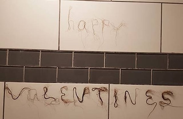 8. "Мы с парнем постоянно шутим друг над другом. Он ненавидит находить мои волосы в ванной. И мне в голову пришла одна идея..."