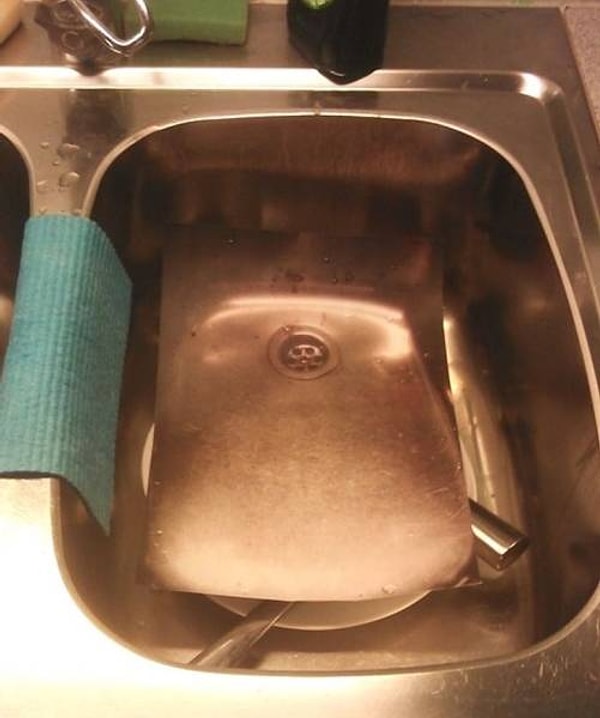 12. Когда ненавидишь мыть посуду, но она тебя заставляет